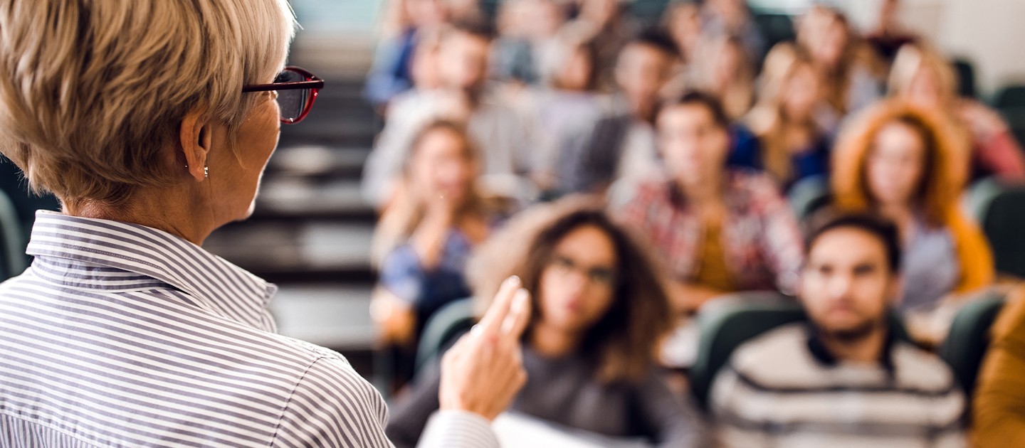 teaching_university_students_lecturing_using_the_ft.jpg